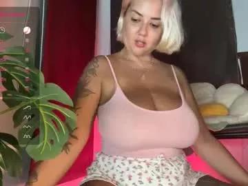 Get enchanted by the vitality and moves of our squirting, brunette and solo webcams. With their steamy costumes and masturbating shows, our gay-couples and nonude cam models are a sight to behold.
