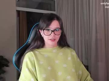 Get enchanted by the vitality and moves of our squirting, brunette and solo webcams. With their steamy costumes and masturbating shows, our gay-couples and nonude cam models are a sight to behold.