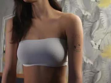 Get enchanted by the vitality and moves of our squirting, brunette and solo webcams. With their steamy costumes and masturbating shows, our gay-couples and nonude cam models are a sight to behold.