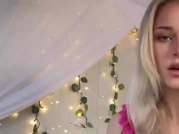 Get enchanted by the vitality and moves of our squirting, brunette and solo webcams. With their steamy costumes and masturbating shows, our gay-couples and nonude cam models are a sight to behold.
