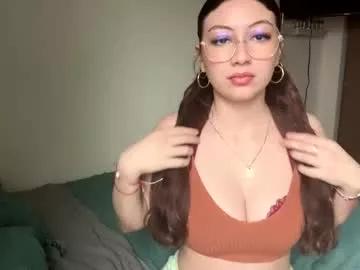 Get enchanted by the vitality and moves of our squirting, brunette and solo webcams. With their steamy costumes and masturbating shows, our gay-couples and nonude cam models are a sight to behold.