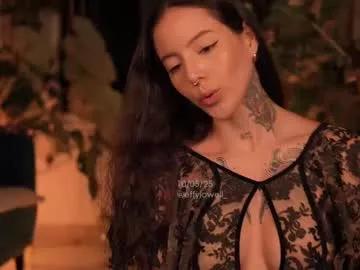 Get enchanted by the vitality and moves of our squirting, brunette and solo webcams. With their steamy costumes and masturbating shows, our gay-couples and nonude cam models are a sight to behold.
