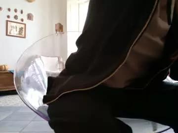 Get enchanted by the vitality and moves of our squirting, brunette and solo webcams. With their steamy costumes and masturbating shows, our gay-couples and nonude cam models are a sight to behold.