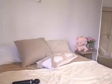 Get enchanted by the vitality and moves of our squirting, brunette and solo webcams. With their steamy costumes and masturbating shows, our gay-couples and nonude cam models are a sight to behold.