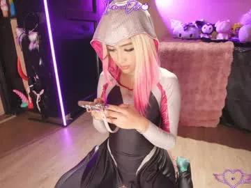 Get enchanted by the vitality and moves of our squirting, brunette and solo webcams. With their steamy costumes and masturbating shows, our gay-couples and nonude cam models are a sight to behold.