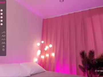 Get enchanted by the vitality and moves of our squirting, brunette and solo webcams. With their steamy costumes and masturbating shows, our gay-couples and nonude cam models are a sight to behold.