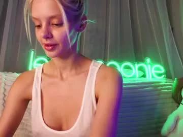 Get enchanted by the vitality and moves of our squirting, brunette and solo webcams. With their steamy costumes and masturbating shows, our gay-couples and nonude cam models are a sight to behold.