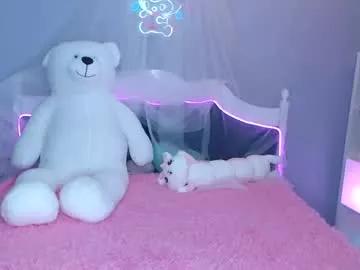 Get enchanted by the vitality and moves of our squirting, brunette and solo webcams. With their steamy costumes and masturbating shows, our gay-couples and nonude cam models are a sight to behold.