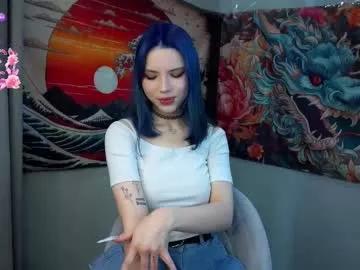 Get enchanted by the vitality and moves of our squirting, brunette and solo webcams. With their steamy costumes and masturbating shows, our gay-couples and nonude cam models are a sight to behold.