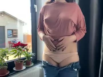 Get enchanted by the vitality and moves of our squirting, brunette and solo webcams. With their steamy costumes and masturbating shows, our gay-couples and nonude cam models are a sight to behold.
