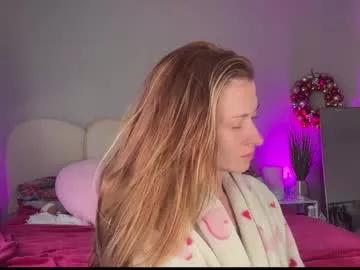 Get enchanted by the vitality and moves of our squirting, brunette and solo webcams. With their steamy costumes and masturbating shows, our gay-couples and nonude cam models are a sight to behold.