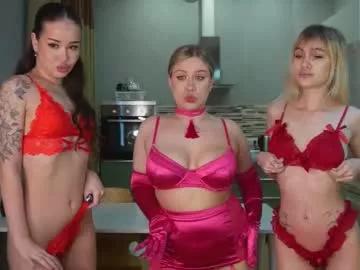 Get enchanted by the vitality and moves of our squirting, brunette and solo webcams. With their steamy costumes and masturbating shows, our gay-couples and nonude cam models are a sight to behold.