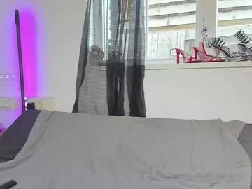 Get enchanted by the vitality and moves of our squirting, brunette and solo webcams. With their steamy costumes and masturbating shows, our gay-couples and nonude cam models are a sight to behold.