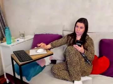 Get enchanted by the vitality and moves of our squirting, brunette and solo webcams. With their steamy costumes and masturbating shows, our gay-couples and nonude cam models are a sight to behold.