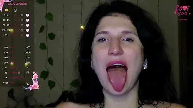 Alianna_Solo_Kisses from StripChat is Freechat