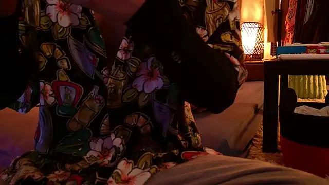 Get enchanted by the vitality and moves of our squirting, brunette and solo webcams. With their steamy costumes and masturbating shows, our gay-couples and nonude cam models are a sight to behold.