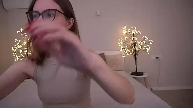 AvroraSnow from StripChat is Freechat