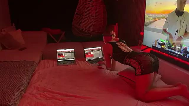 Get enchanted by the vitality and moves of our squirting, brunette and solo webcams. With their steamy costumes and masturbating shows, our gay-couples and nonude cam models are a sight to behold.