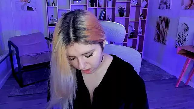 DiaAngell from StripChat is Freechat