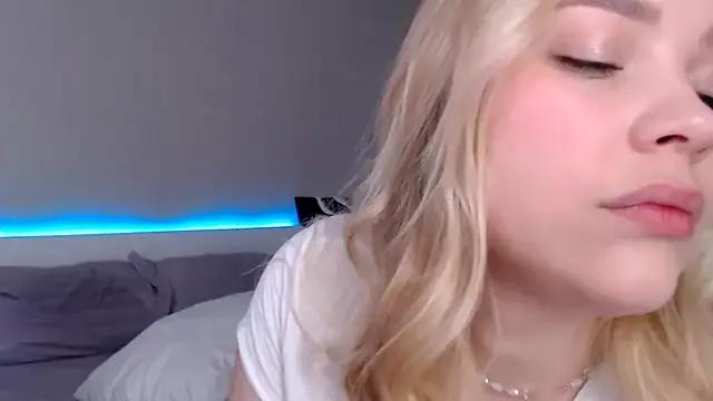 DIANAxxxDIAMOND from StripChat is Freechat