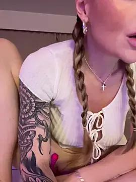 Get enchanted by the vitality and moves of our squirting, brunette and solo webcams. With their steamy costumes and masturbating shows, our gay-couples and nonude cam models are a sight to behold.