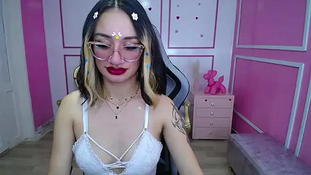 emily_rousse_t from StripChat is Freechat