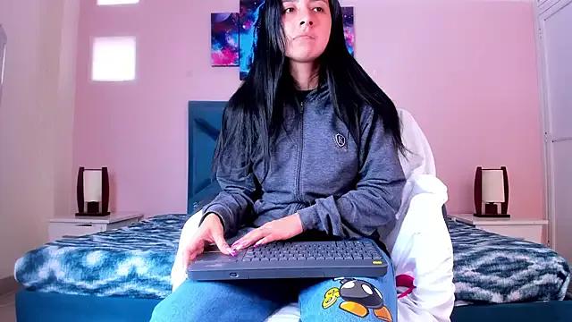 EmmaWilliamss from StripChat is Freechat