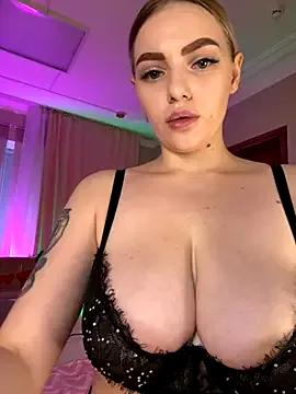 Photos of HugeBoobsAlice from StripChat is Freechat