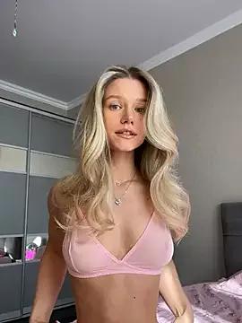 Get enchanted by the vitality and moves of our squirting, brunette and solo webcams. With their steamy costumes and masturbating shows, our gay-couples and nonude cam models are a sight to behold.