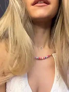 Get enchanted by the vitality and moves of our squirting, brunette and solo webcams. With their steamy costumes and masturbating shows, our gay-couples and nonude cam models are a sight to behold.