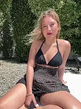Get enchanted by the vitality and moves of our squirting, brunette and solo webcams. With their steamy costumes and masturbating shows, our gay-couples and nonude cam models are a sight to behold.