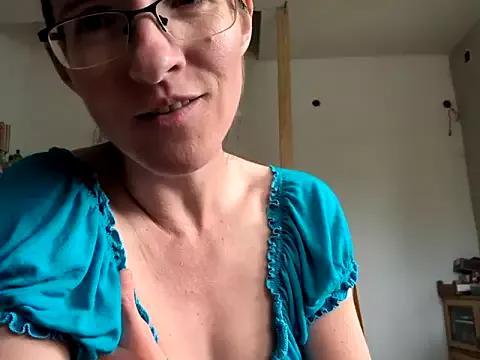 Milky_hairy_mommy from StripChat is Freechat