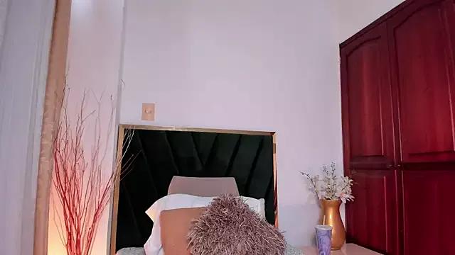 PaulinaWhitee from StripChat is Freechat