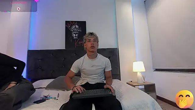 whiskywild_19 from StripChat is Freechat