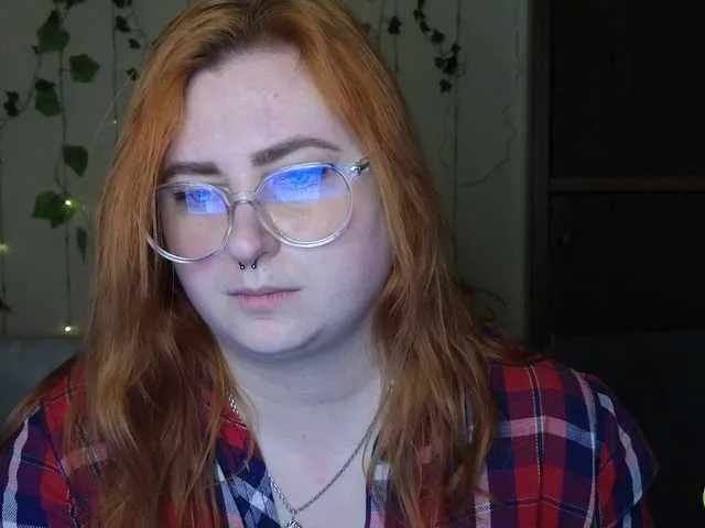 Aliciaredluv model from BongaCams