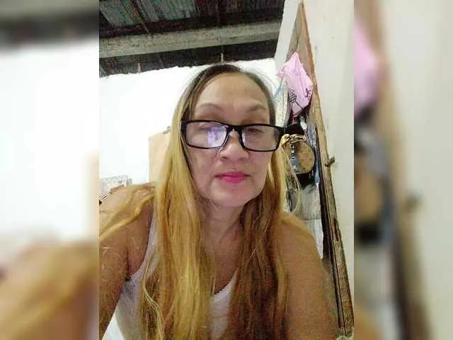 cherrywhite03 on BongaCams