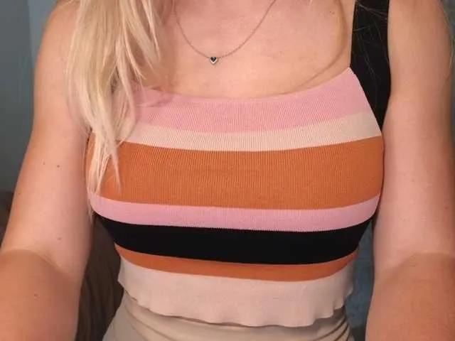 Offline LunaBlondSexy on BongaCams