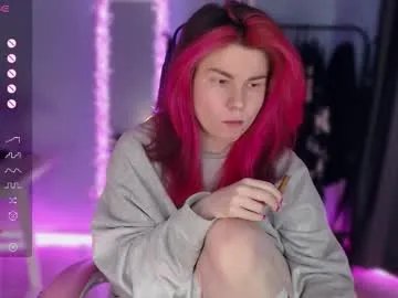 Freechat makelovenotwarbitchess on Chaturbate