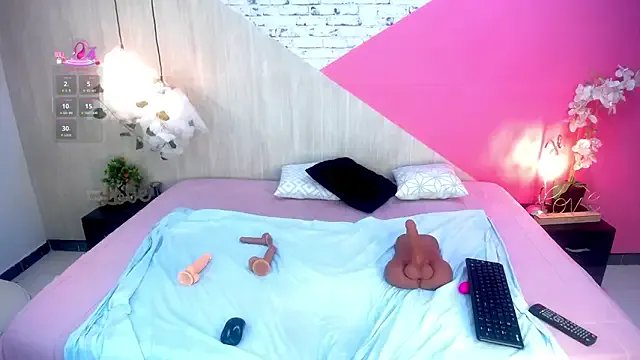 Freechat adisson_petite1 on StripChat