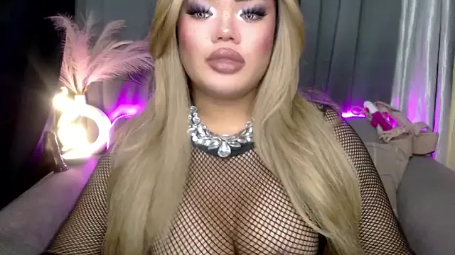 AlwaysHornyMia on StripChat