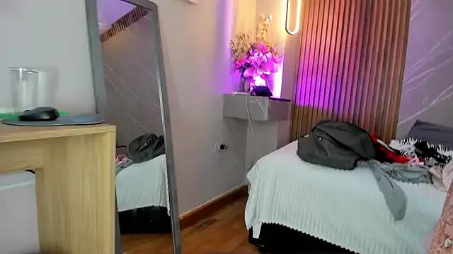 emma__rose1 on StripChat