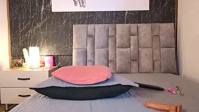 Freechat emmi_collinss on StripChat