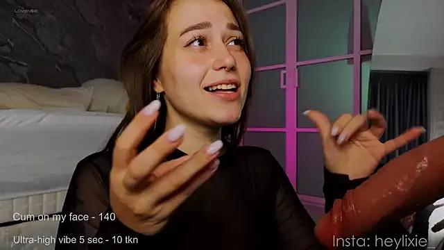 Freechat heylixie__ on StripChat