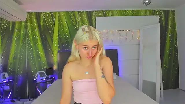 HollyTailors on StripChat