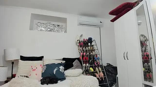 Freechat juliahayessxx on StripChat