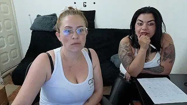 lesb_milf on StripChat