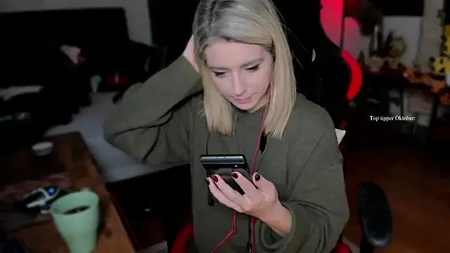 Group Lisaonthemoon on StripChat