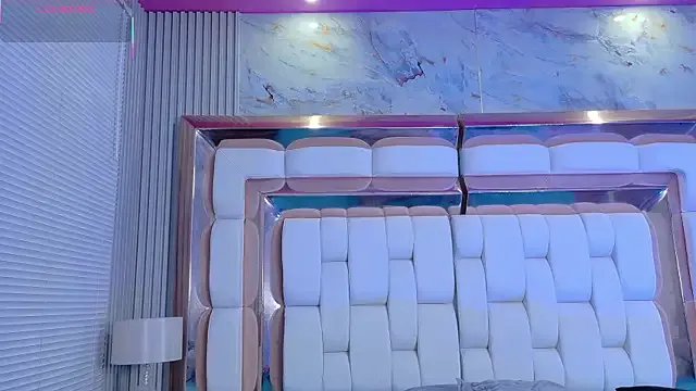 Freechat littleebonny on StripChat