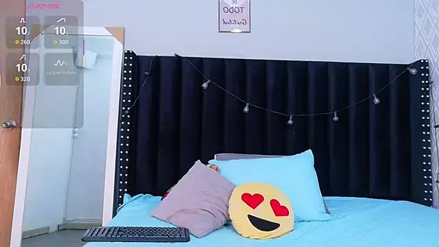 Freechat littleebonymommy on StripChat