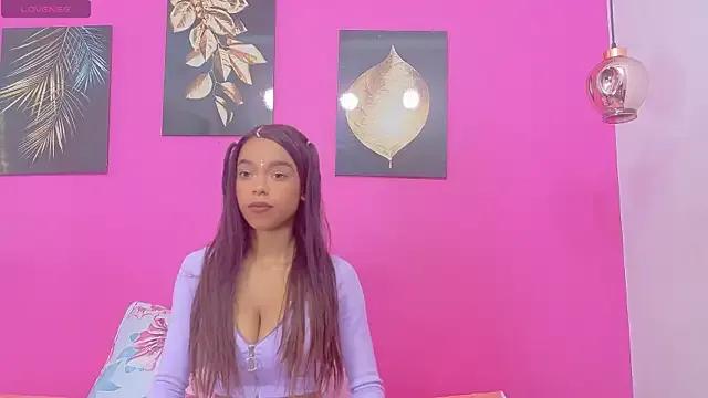 Freechat littleebonymommy on StripChat